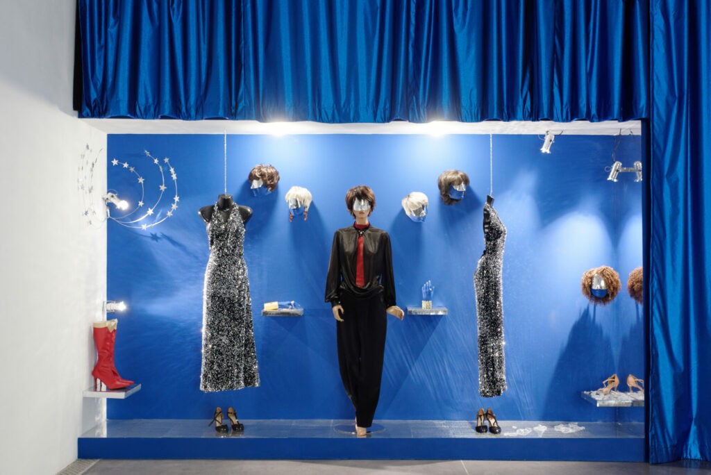 Boucles, bricoles et miroirs - Brice Dellsperger, vue de l’exposition au Frac Occitanie Montpellier, 2026. Photo Christian Perez. © Adagp, Paris 2026