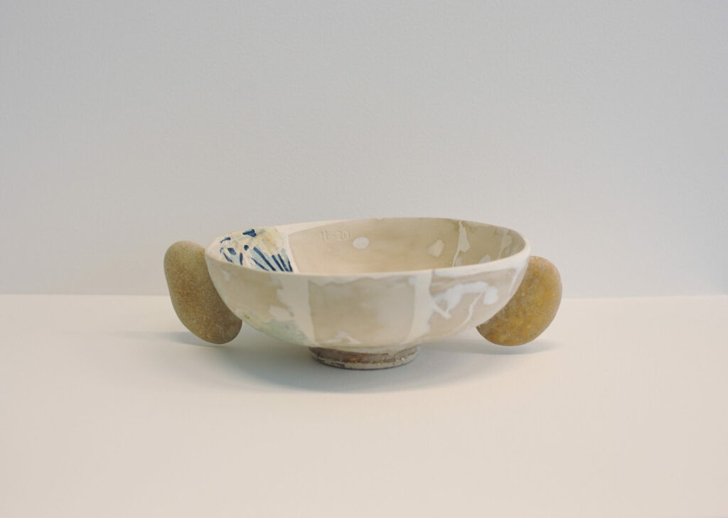 Abraham Poincheval, Horizon-20 (Bol), 2008, sculpture (terre, résine, céramique, pierre), 6,5 x 23 cm - Collection Frac Occitanie Montpellier. Photo Christian Perez. © Adagp, Paris 2026